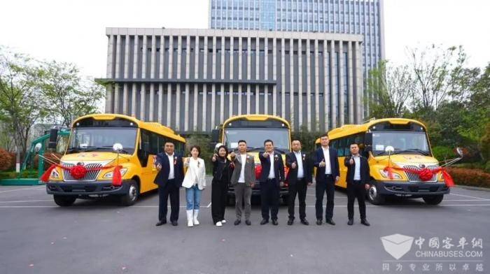 助当地学生安全出行 宇通90辆校车交付路易达校车 助当地学生安全出行 宇通90辆校车交付路易达校车