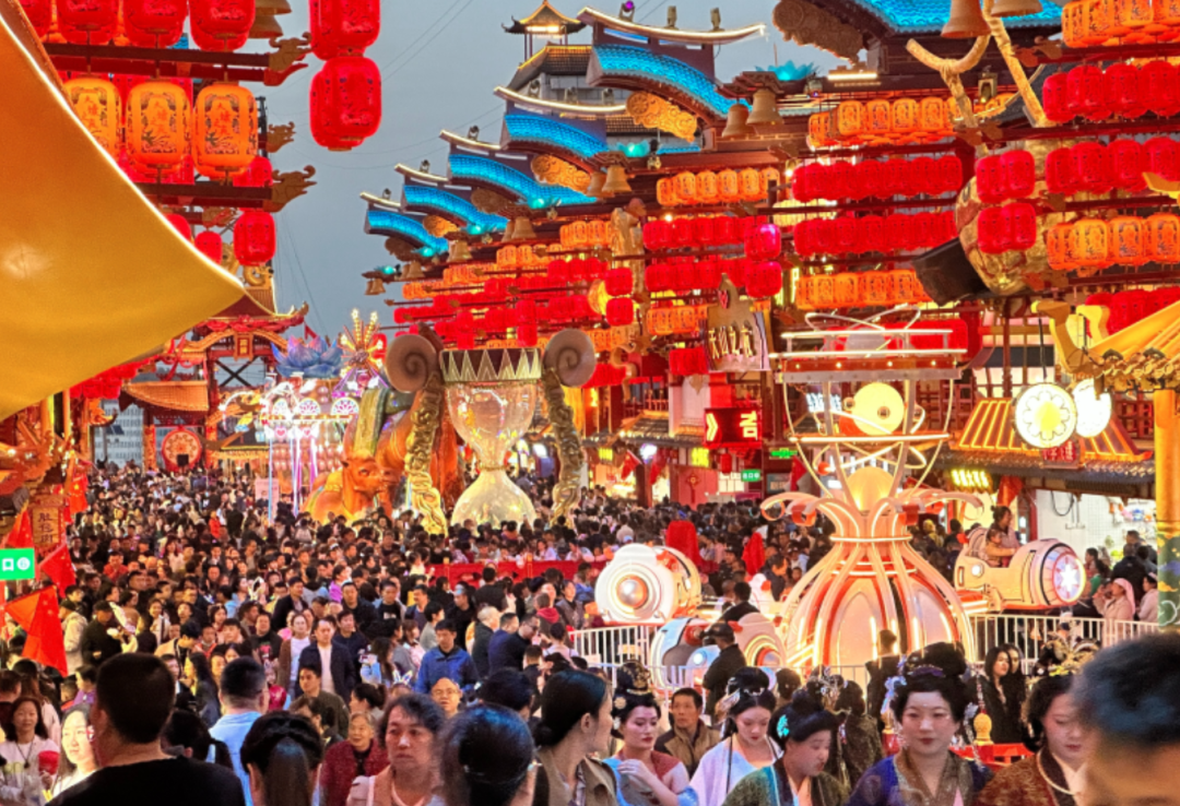 行业最大批量！宇通100辆高端旅游客车交付新疆