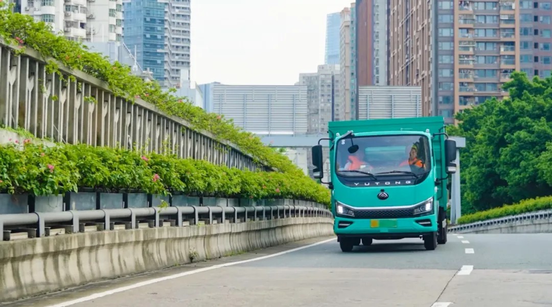 亮相2025深圳CCE展！宇通8吨纯电密闭式桶装垃圾车破解垃圾桶收运难题！