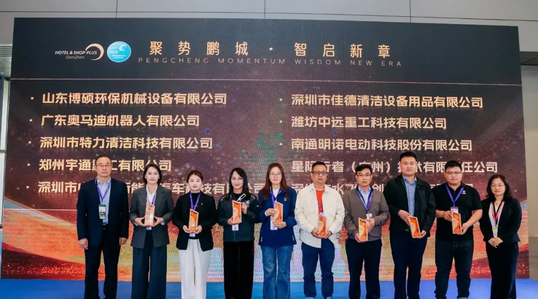 亮相2025深圳CCE展！宇通8吨纯电密闭式桶装垃圾车破解垃圾桶收运难题！