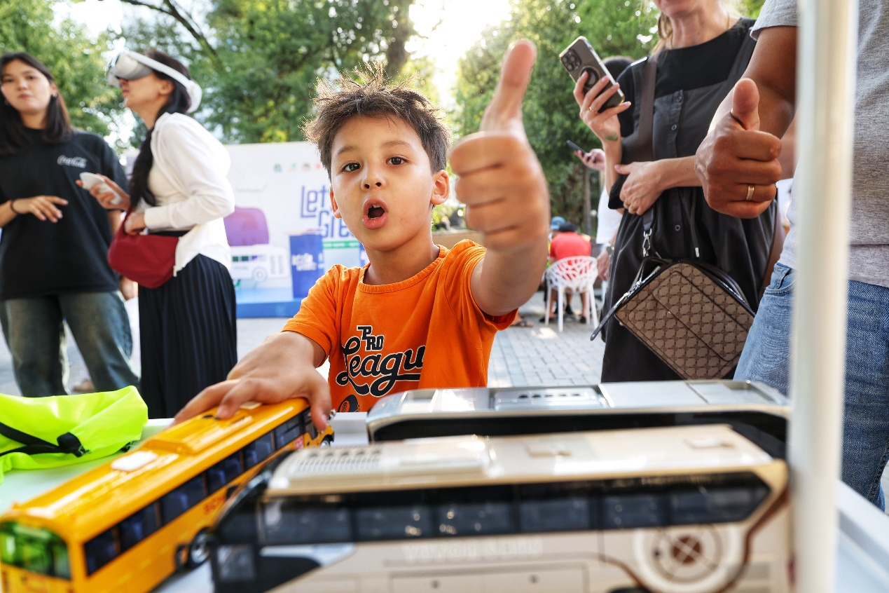 绿色点亮阿拉木图 宇通携手中国驻阿拉木图总领事馆共启低碳出行新篇章