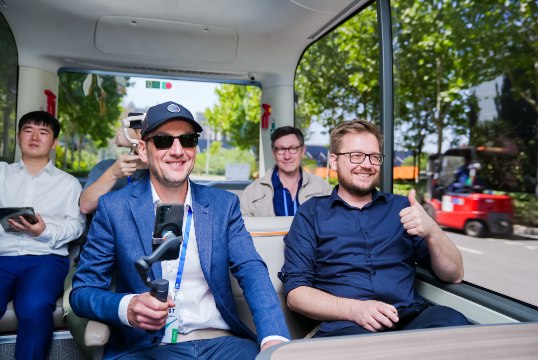  英国媒体人第一次乘坐自动驾驶巴士，感觉很神奇！