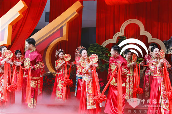 明星车型“接亲” 宇通集团第15届集体婚礼演绎“国风浪漫” 明星车型“接亲” 宇通集团第15届集体婚礼演绎“国风浪漫”