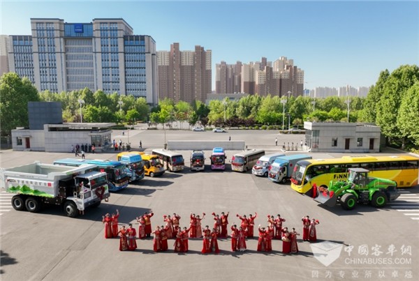 明星车型“接亲” 宇通集团第15届集体婚礼演绎“国风浪漫” 明星车型“接亲” 宇通集团第15届集体婚礼演绎“国风浪漫”