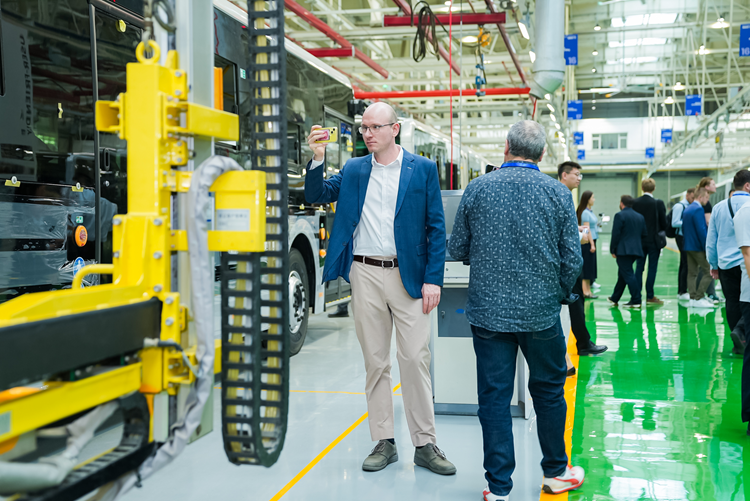 12国权威媒体探访宇通新能源 共话公共交通绿色发展最优解 12国权威媒体探访宇通新能源 共话公共交通绿色发展最优解