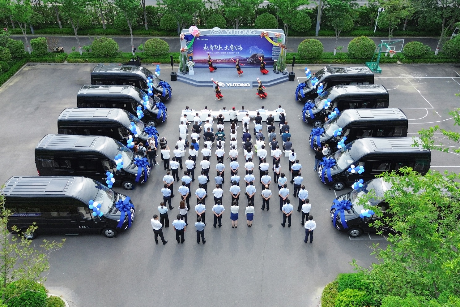  230辆！高端出行新范本！宇通天骏V6 7座新品首发，批次交付新疆