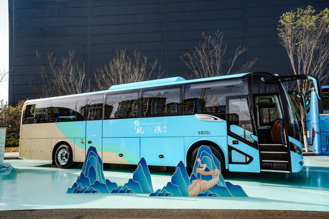 宇通上新季丨大运力超能巴士助力旅游经济一路“繁花” 宇通上新季丨大运力超能巴士助力旅游经济一路“繁花”