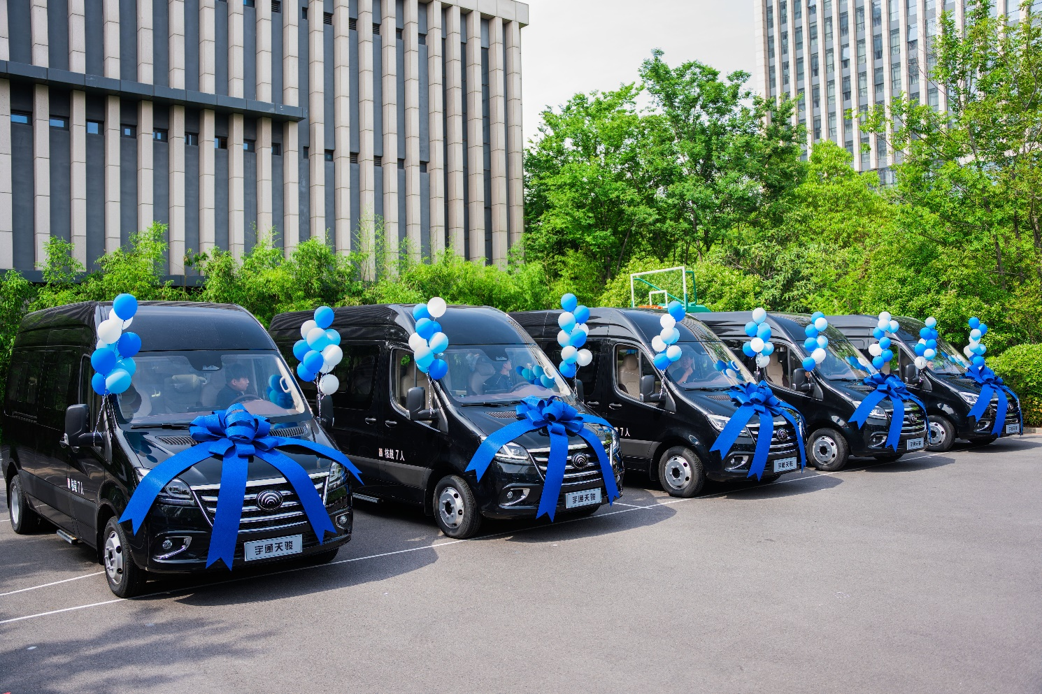  230辆！高端出行新范本！宇通天骏V6 7座新品首发，批次交付新疆