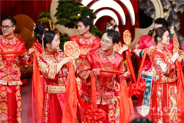 明星车型“接亲” 宇通集团第15届集体婚礼演绎“国风浪漫” 明星车型“接亲” 宇通集团第15届集体婚礼演绎“国风浪漫”