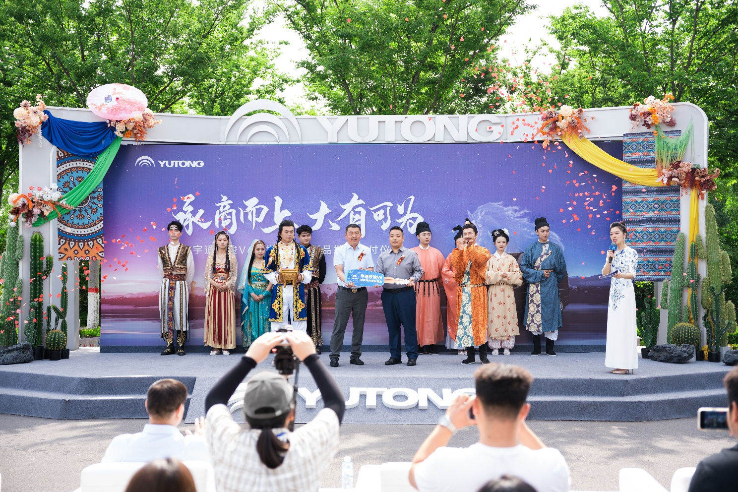  230辆！高端出行新范本！宇通天骏V6 7座新品首发，批次交付新疆