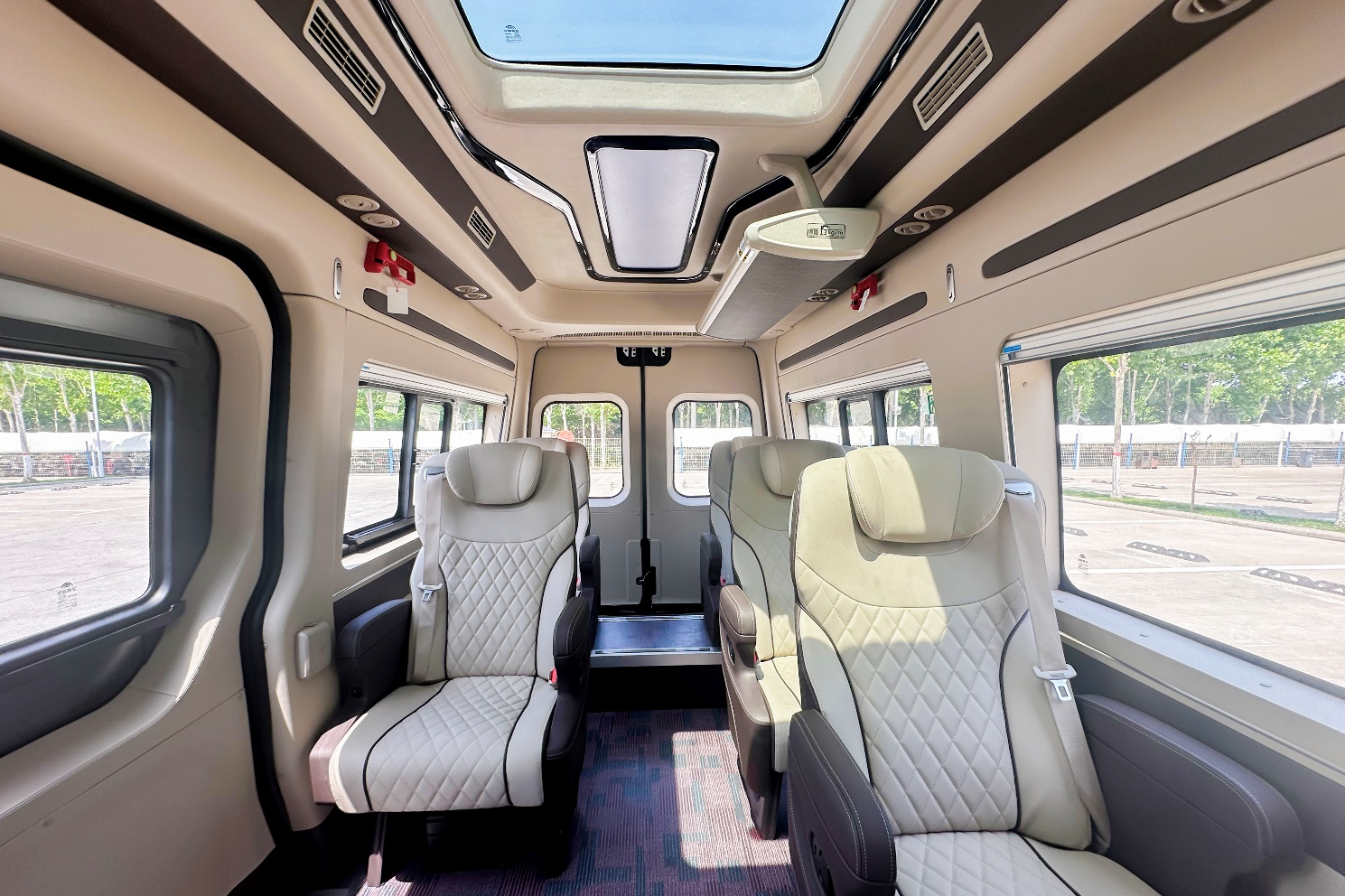  230辆！高端出行新范本！宇通天骏V6 7座新品首发，批次交付新疆