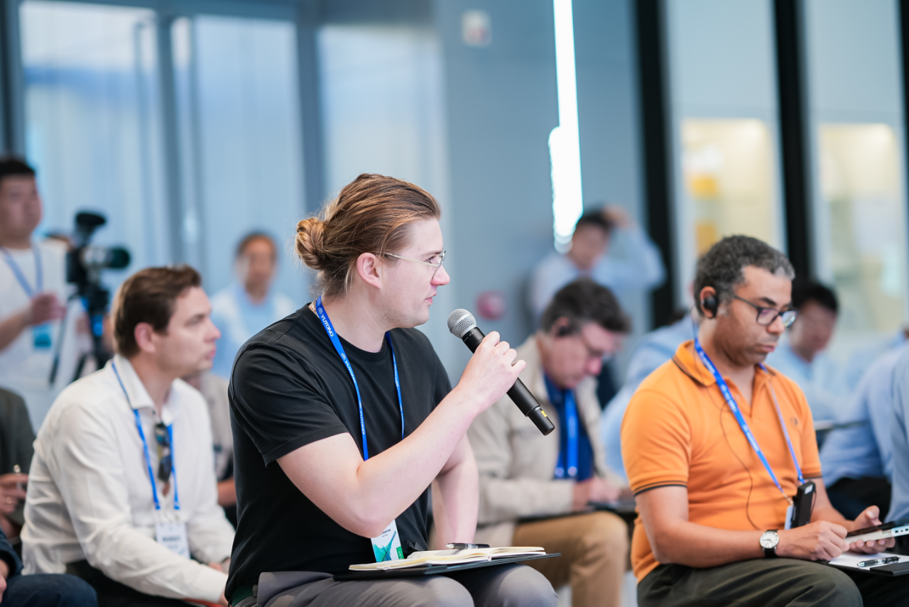  英国媒体人第一次乘坐自动驾驶巴士，感觉很神奇！